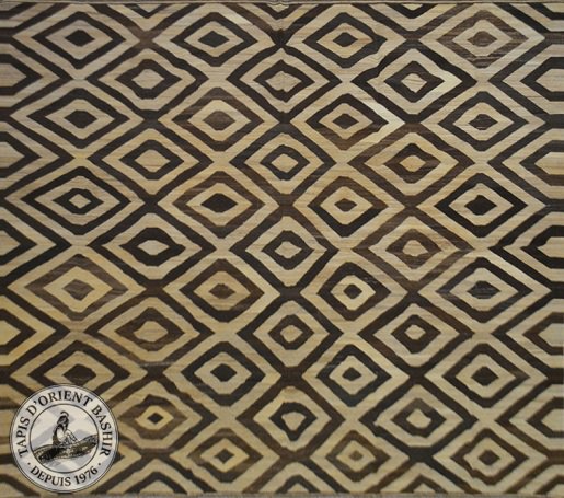 Un tapis kilim tissé à la main, fait de laine pure en Afghanistan. Un tapis kilim tissé à la main, fait de laine pure en Afghanistan.